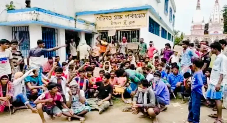 গৌড়হন্ড গ্রাম পঞ্চায়েতে তালা ঝুলিয়ে বিক্ষোভকারীরা 