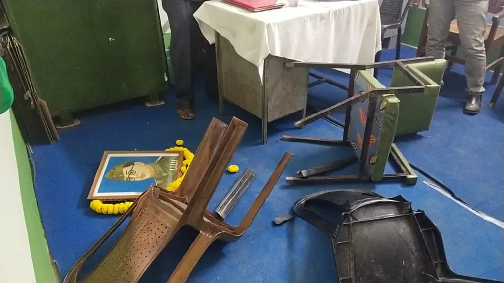 ভাঙচুর টেবিল চিয়ার
