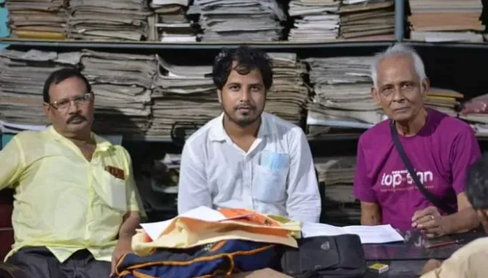 প্রয়াত হলেন "আবার এসেছি ফিরে" ও "এবং পুনশ্চ" পত্রিকার সম্পাদক এবাদুল হক। ১২ মে তাঁর শারীরিক সমস্যা দেখা দিলে মুর্শিদাবাদ নার্সিংহোমে ভর্তি হন। কোভিড টেস্ট করার পর জানা যায় তিনি করোনা পজেটিভ। তারপর চিকিৎসা শুরু হয়। ধীরে ধীরে তিনি সুস্থ হচ্ছিলেন কিন্তু আজ সকালে হৃদ রোগে আক্রান্ত হয়ে নার্সিংহোমেই তিনি শেষ নিঃশ্বাস ত্যাগ করেন।